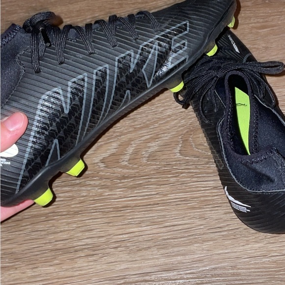 Soccer cleats 8.5US or 41.5EU - Picture 3 of 4